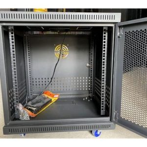 Bên trong tủ rack 10U D600 với 4 thanh tiêu chuẩn đánh số.