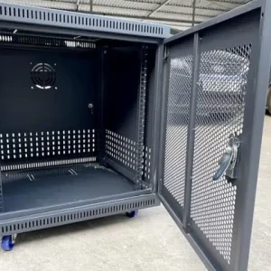 Không gian bên trong tủ rack 12U vô cùng rộng rãi