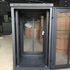 Bên trong tủ rack 20U